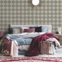 Grau-cremefarbene PROFHOME Vliestapete mit geometrischem Muster im Schlafzimmer.
