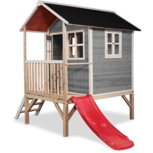 Graues EXIT Loft 300 Holzspielhaus mit roter Rutsche und Leiter. Ideal für Kinder zum Spielen im Garten.