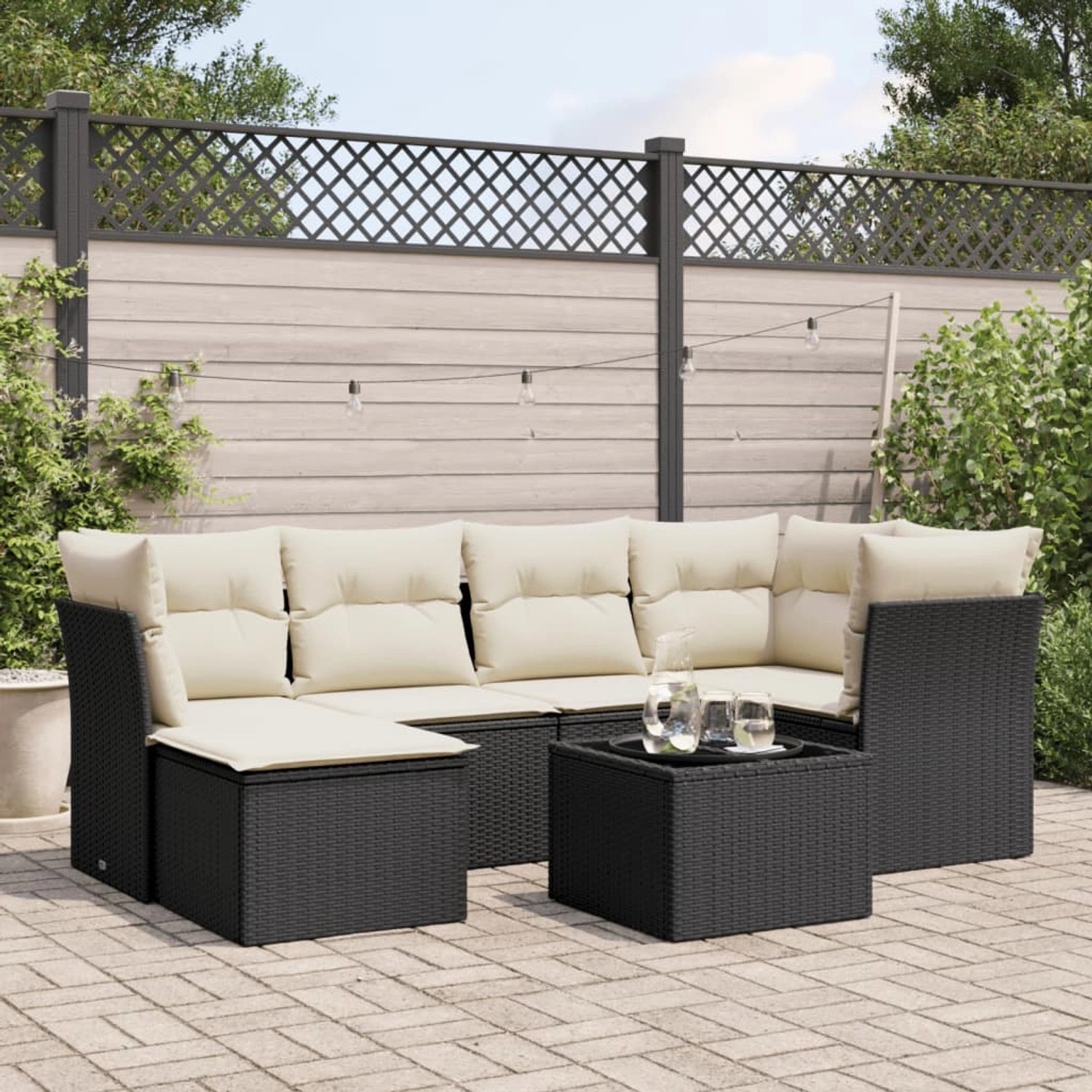 Schwarze 7-tlg. vidaXL Garten-Sofagarnitur aus Rattan mit cremefarbenen Kissen.