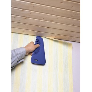 LUX Clipstrip Andrückspachtel in Anwendung zum Glattstreichen von Tapete.