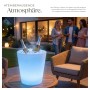 Weißer Tectake LED-Leuchtzylinder als Sektkühler mit Eis und Flaschen auf Terrasse. RGB-Beleuchtung für Gartenparty.