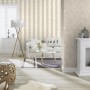 Wohnraum mit Rasch Vliestapete Tapetenwechsel II 608960, Streifen in Creme und Grau.