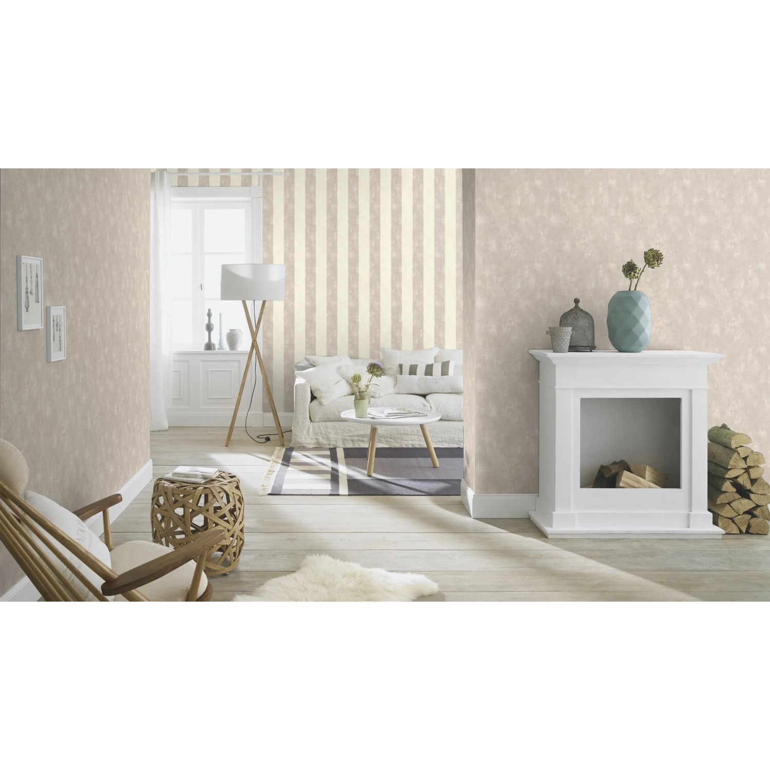 Wohnraum mit Rasch Vliestapete Tapetenwechsel II 608960, Streifen in Creme und Grau.