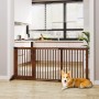 Braunes PawHut Absperrgitter aus Holz mit Tür, 3 Paneele, trennt Wohnbereich von Küche. Corgi liegt davor. Ideal für Hunde.