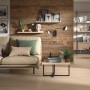Wohnraum mit Egger DecoWall Wandpaneelen Namur Fichte Natur als Wandverkleidung.