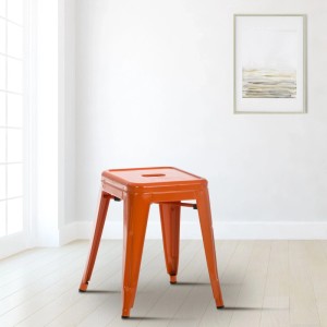 Oranger Metallhocker Armin, stapelbar, in modernem Design auf hellem Holzboden.