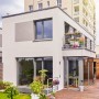 Gardena Aqua Bloom Solar-Bewässerungsset auf Balkon/Terrasse mit blühenden Pflanzen.