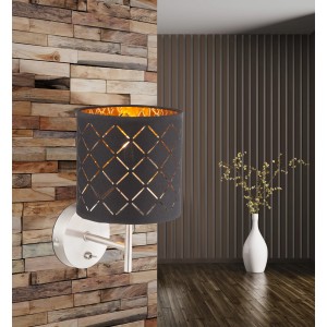 Schwarze Globo Wandleuchte Clarke mit goldener Innenseite und dekorativen Stanzungen.