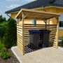 Weka Unterstellplatz Größe 1: Offene Mülltonnenbox aus Holz mit zwei Mülltonnen vor gelbem Haus.