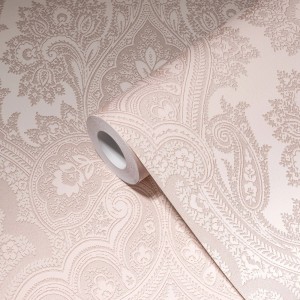 Livingwalls Vliestapete mit Barockmuster in Rosa, Rolle teilweise aufgerollt.