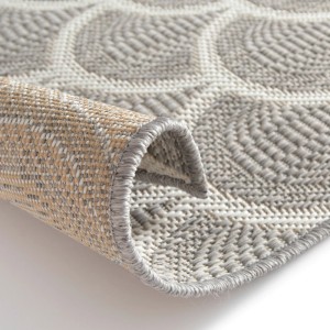 Detailansicht des Primaflor In- & Outdoor Teppichs Renew Arcs, 200x290cm, mit geometrischem Muster.