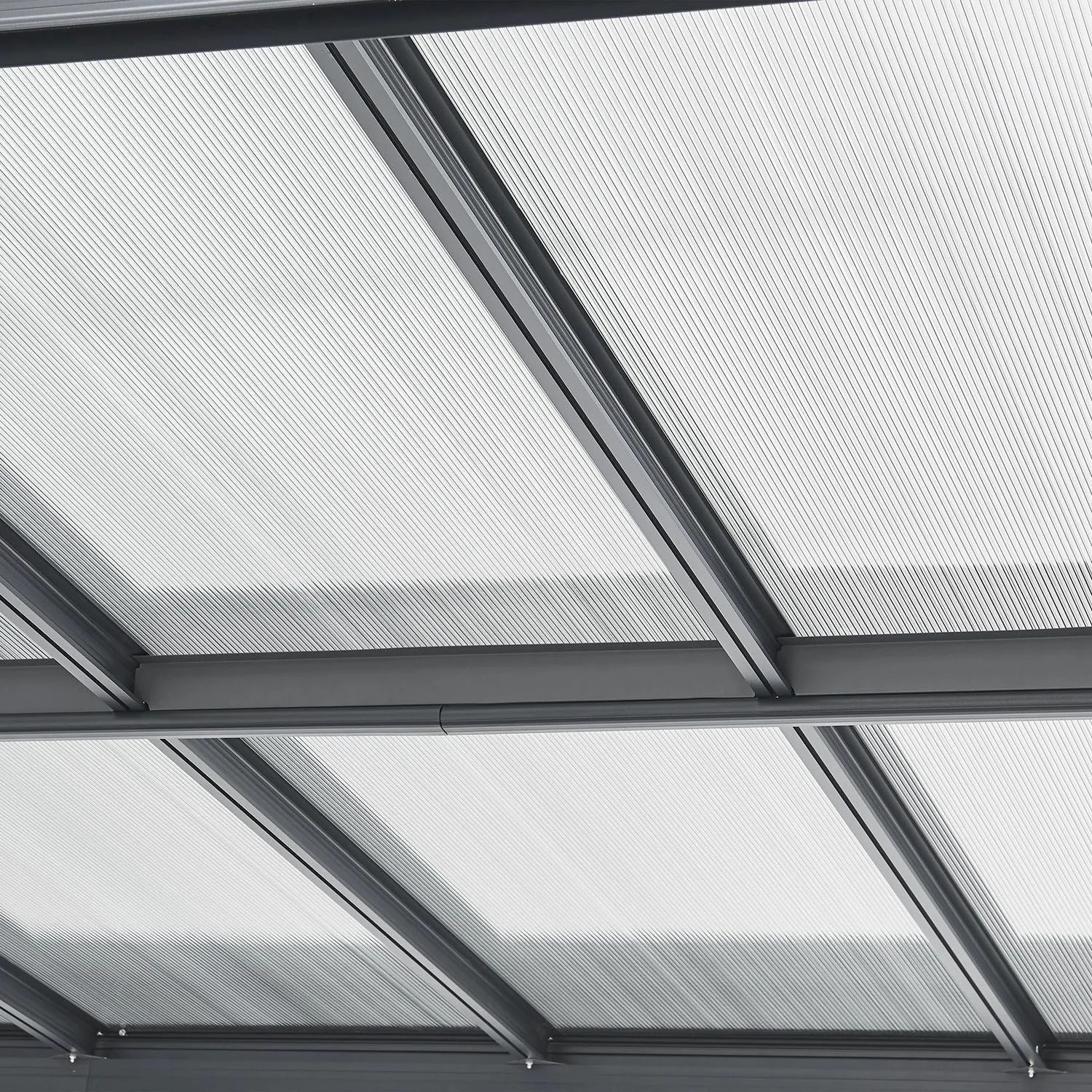 Detailaufnahme des lichtdurchlässigen Dachs vom Juskys Carport 5x3 m in Dunkelgrau.