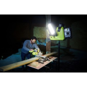 Ryobi Akku-LED-Panelleuchte RLP18-0 One+ mit 3.000 Lumen im Einsatz auf Stativ, Werkstatt-Szene.