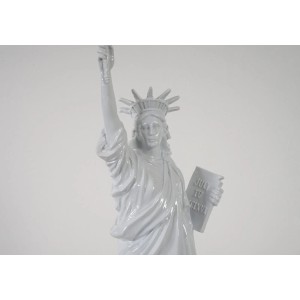 Detailreiche, weiße Deko Figur Freiheitsstatue aus Polyresin, 40cm hoch.