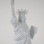 Detailreiche, weiße Deko Figur Freiheitsstatue aus Polyresin, 40cm hoch.