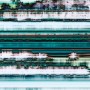 Komar Fototapete Vlies Miami Radio, 200x250cm, abstraktes Palmen-Motiv in Türkis- und Brauntönen.