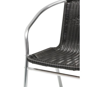 Detailansicht: Schwarzer Polyrattan Gartenstuhl mit silbernem Aluminiumgestell. Stapelbarer Bistrostuhl.