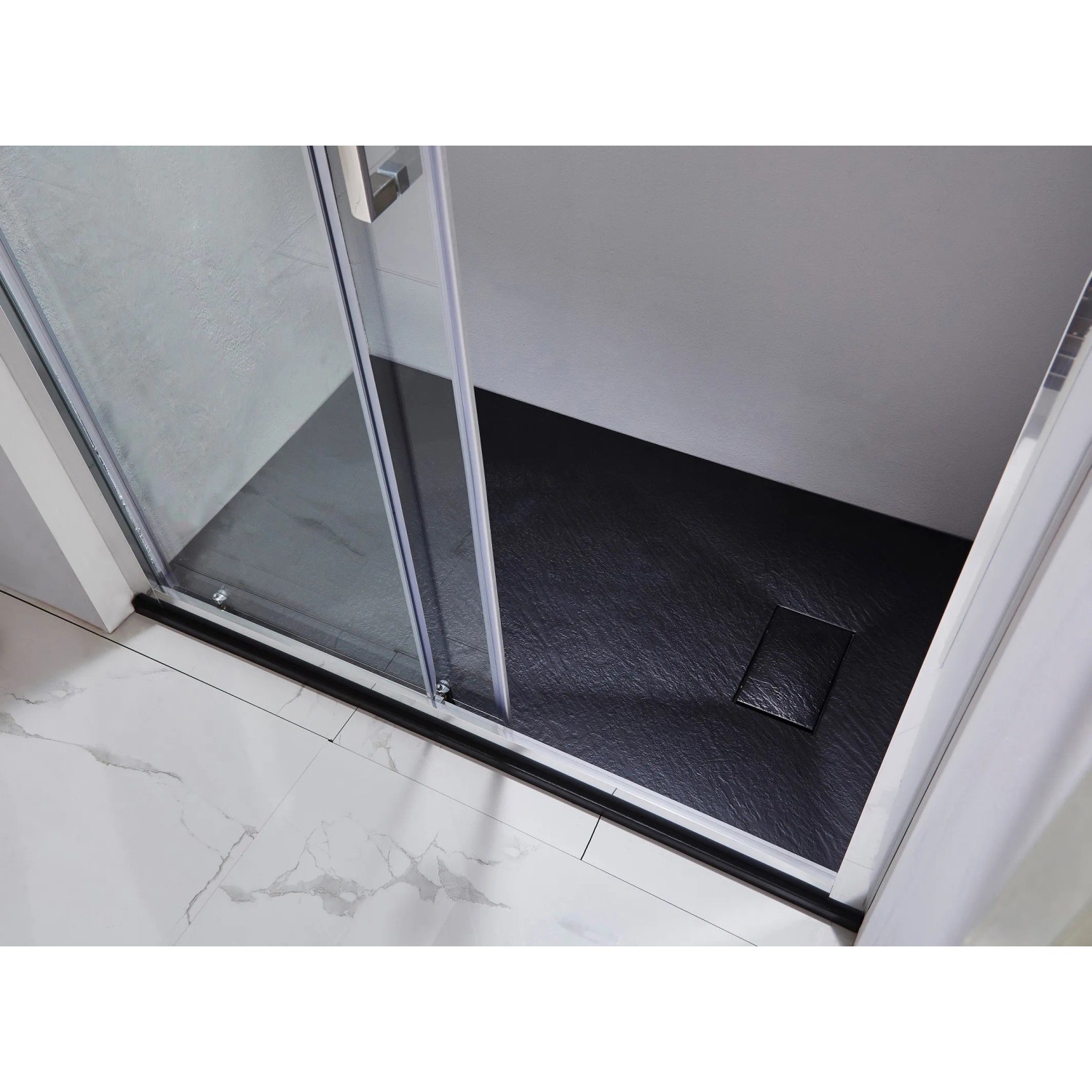 Anthrazitfarbene Baliv Duschtasse DW-90.120 E mit Struktur und Ablaufabdeckung in einer Duschkabine.