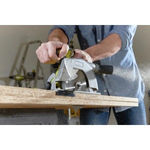 Ryobi Akku-Handkreissäge R18CS-0 beim Sägen von Holz.