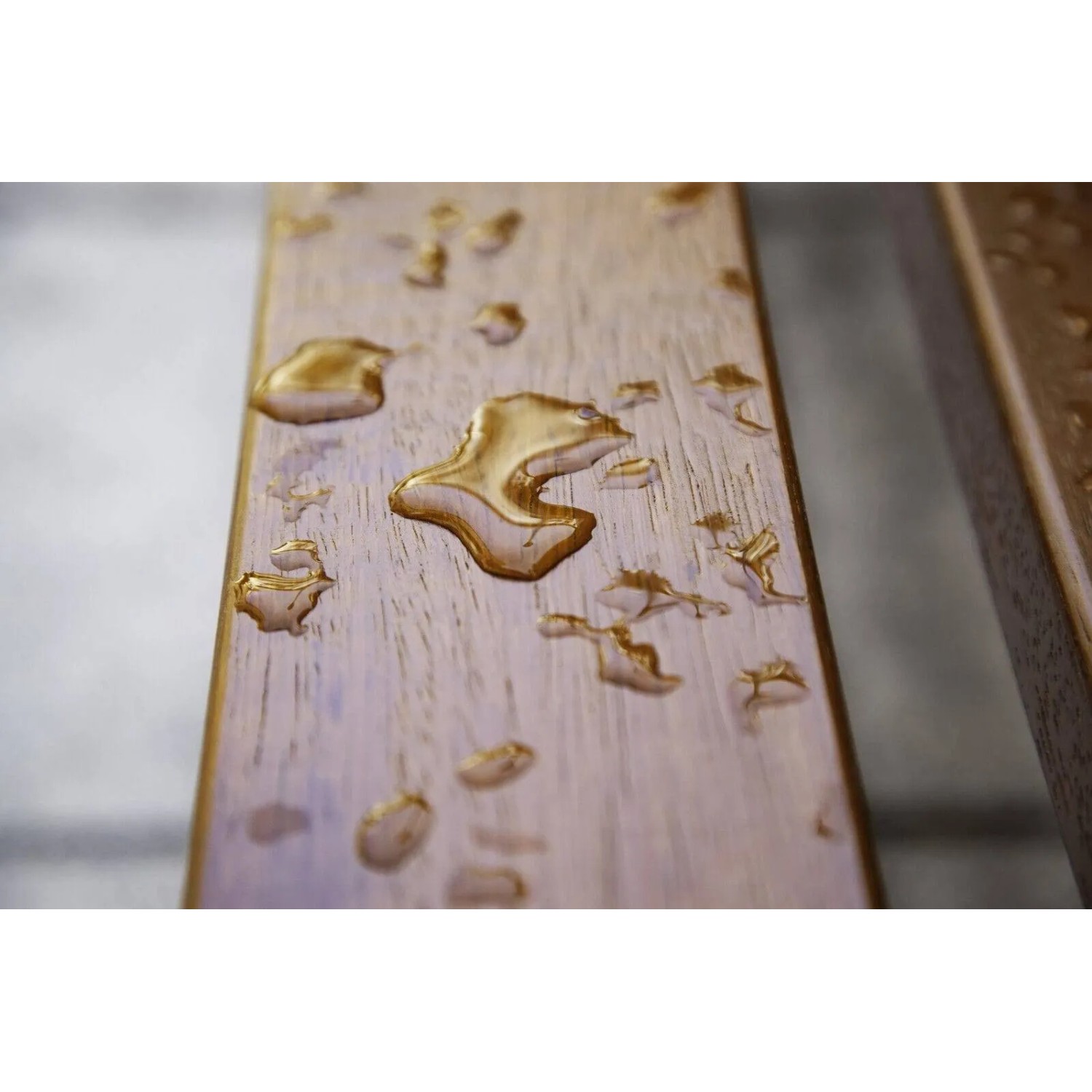 Abperleffekt auf Holz nach Behandlung mit Contura Bootslack. Wasserabweisend, ideal für Boote und Gartenmöbel.