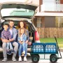 Dunkelgrüner Relaxdays Handwagen aus Stahl, beladen mit Getränkekisten, neben einer Familie am Auto. Ideal für Camping & Transport.