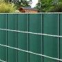 Grüne PVC-Sichtschutzstreifen auf Rolle für Doppelstabmattenzaun.