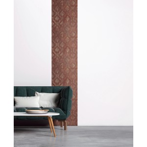 AS Creation selbstklebende Bordüre Pop Up Panel Ornament rot-gold, vor weißer Wand und Sofa.