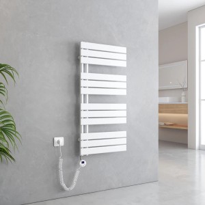 Weißer, elektrischer Emke Badheizkörper 50x104cm mit Thermostat und Timer im modernen Badezimmer.
