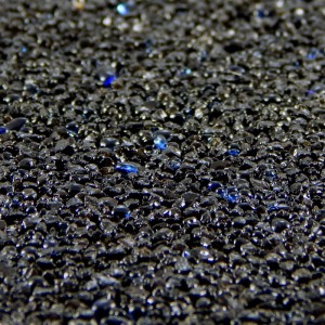 Nahaufnahme: Terralith Buntsteinputz Mosaikputz BSP92 Schwarz, 2mm Körnung.