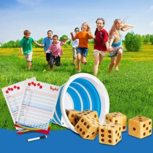Toyfel Chuck Würfelspiel aus Kiefernholz mit Würfeln, Eimer, Stift und Punktetafel vor spielenden Kindern.