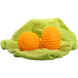 Zwei orangefarbene Steuber Trocknerbälle Purclean auf einem grünen Tuch. Reinigungsmittel für flauschige Wäsche.