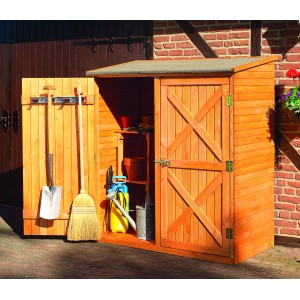 Geöffneter Gartenschrank Pforzheim aus Kiefernholz mit Werkzeugen wie Schaufel und Besen.