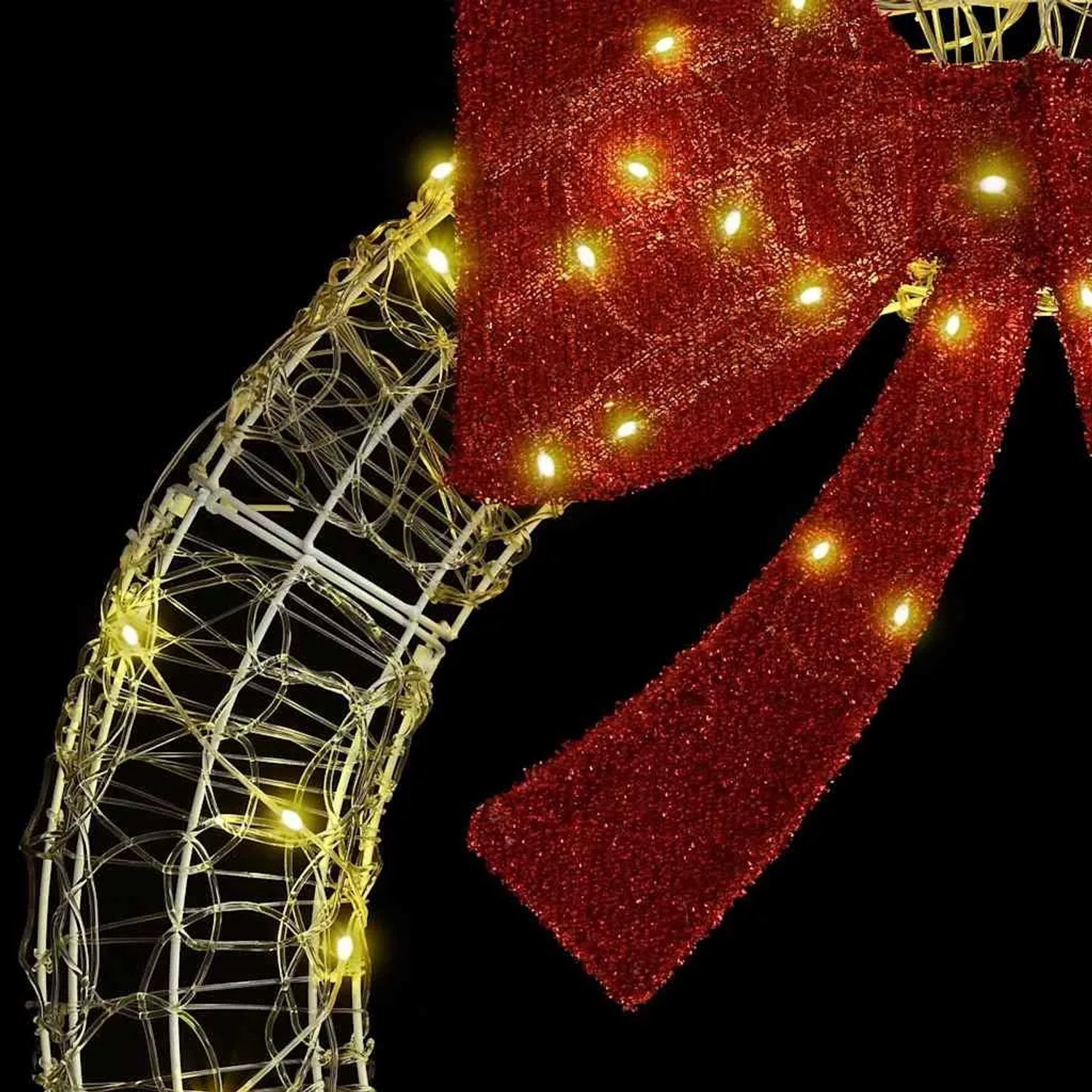 Eleganter weißer Acryl Kranz mit warmweißen LED-Streifenleuchten und großer roter Glitzerschleife. Festliche Weihnachtsdeko.