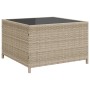Quadratischer, hellgrauer Garten Couchtisch aus Rattan mit Glasplatte.