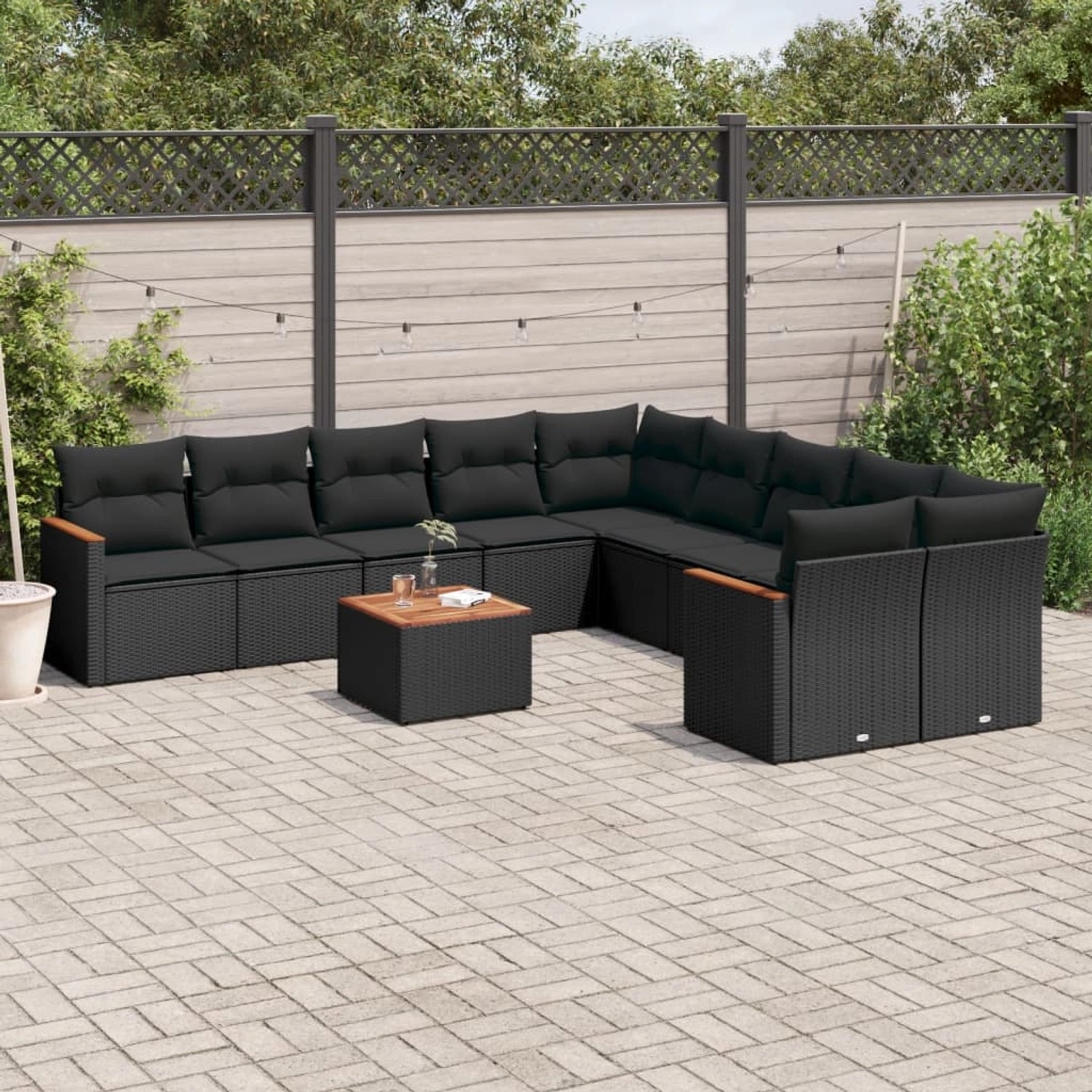Schwarze 11-tlg. vidaXL Garten-Sofagarnitur aus Poly Rattan mit Kissen und Akazientisch.