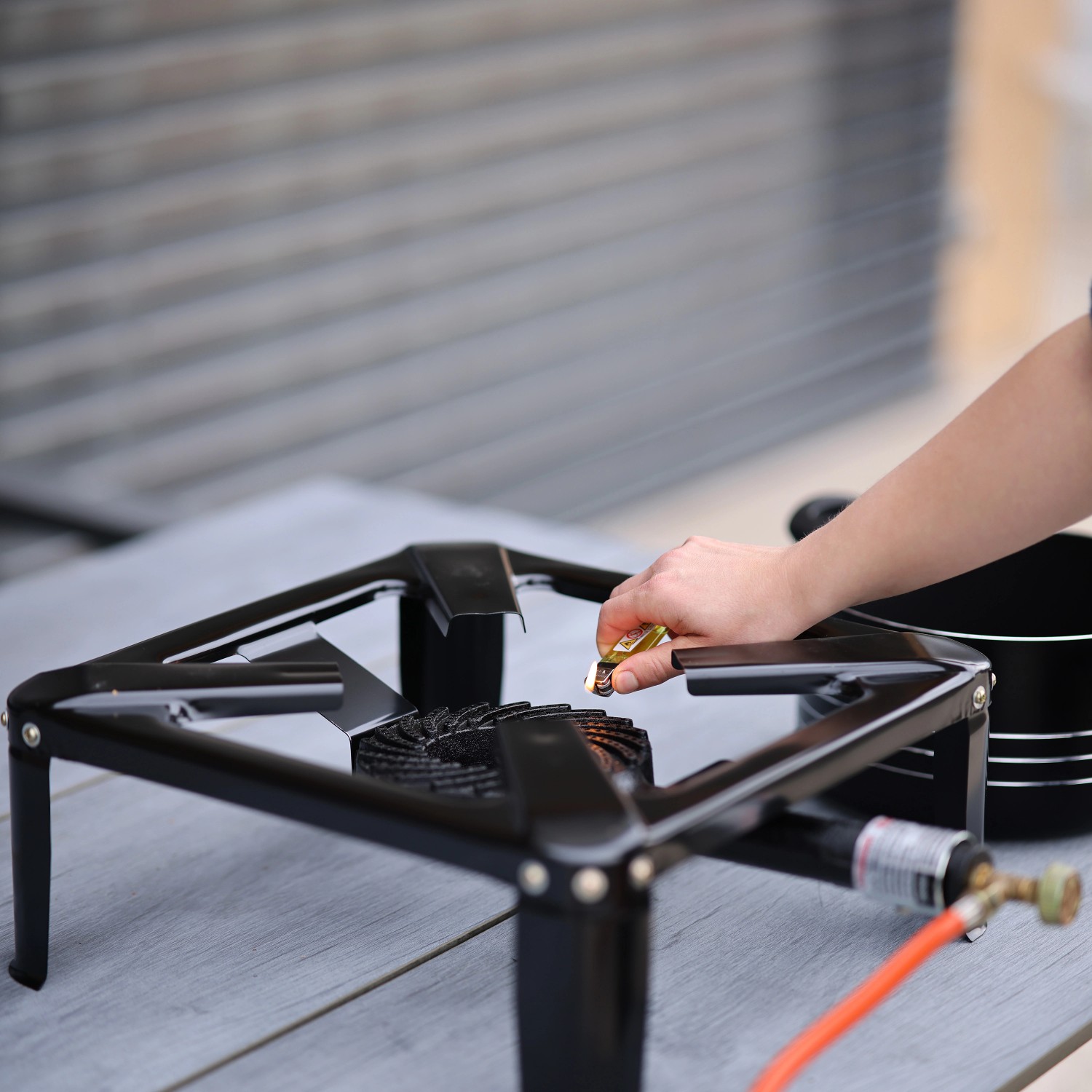 Rothenberger Hockerkocher 7,5 kW beim Anzünden, ideal für Camping und Outdoor-Küche.