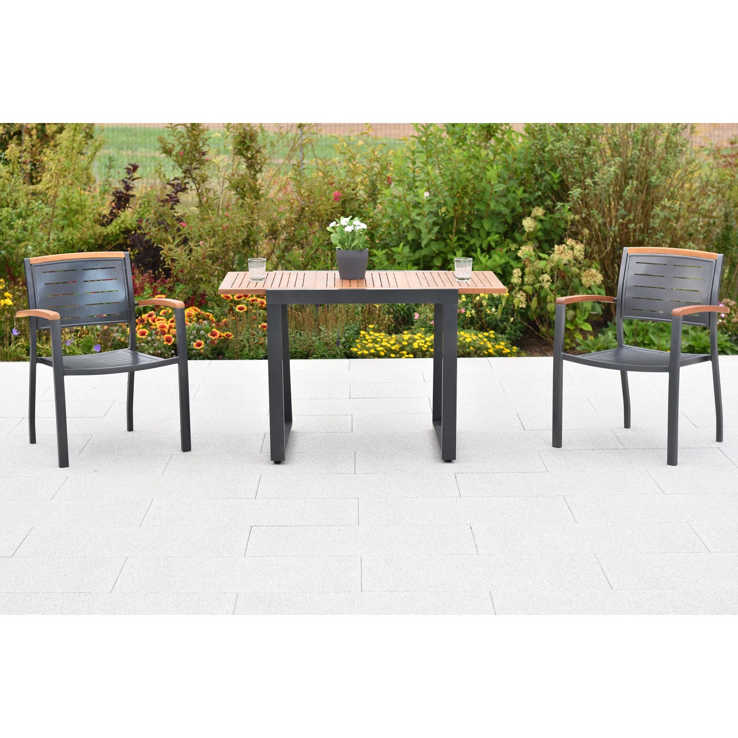 Merxx Tinos 3-tlg. Gartenmöbel-Set mit Stapelsesseln und Ausziehtisch (80/120x70 cm) auf Terrasse.