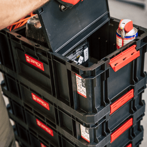 PROREGAL QBRICK Transportroller Two, schwarz, mit Werkzeug gefüllt. Werkzeugkoffer mit Rollen, Traglast 100kg.