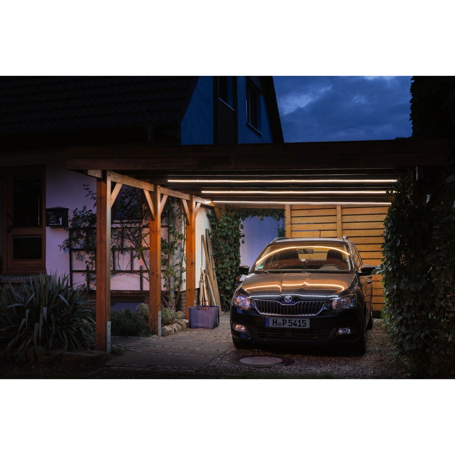 Paulmann SimpLED Outdoor Strip Set unter Carport mit Auto, 3m warmweiße LED-Streifen.
