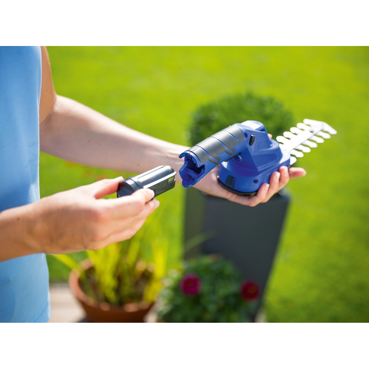 LUX Akku-Gras- und Strauchschere A-GS 80/110 mit Akku zum Wechseln.