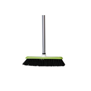 OBI Zimmerbesen mit Stiel, grün-weißer Besenkopf mit schwarzen Borsten.