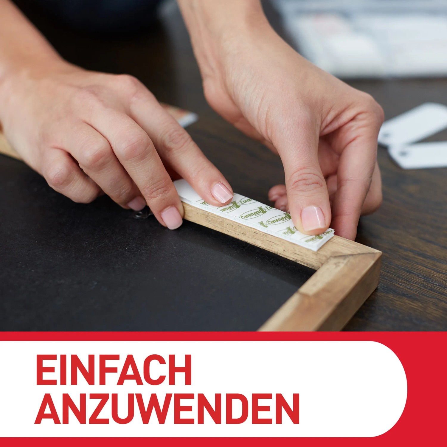 Anbringen eines Command Bilder-Montage-Strips am Rahmen, 4 Paar, weiße Klebestreifen.
