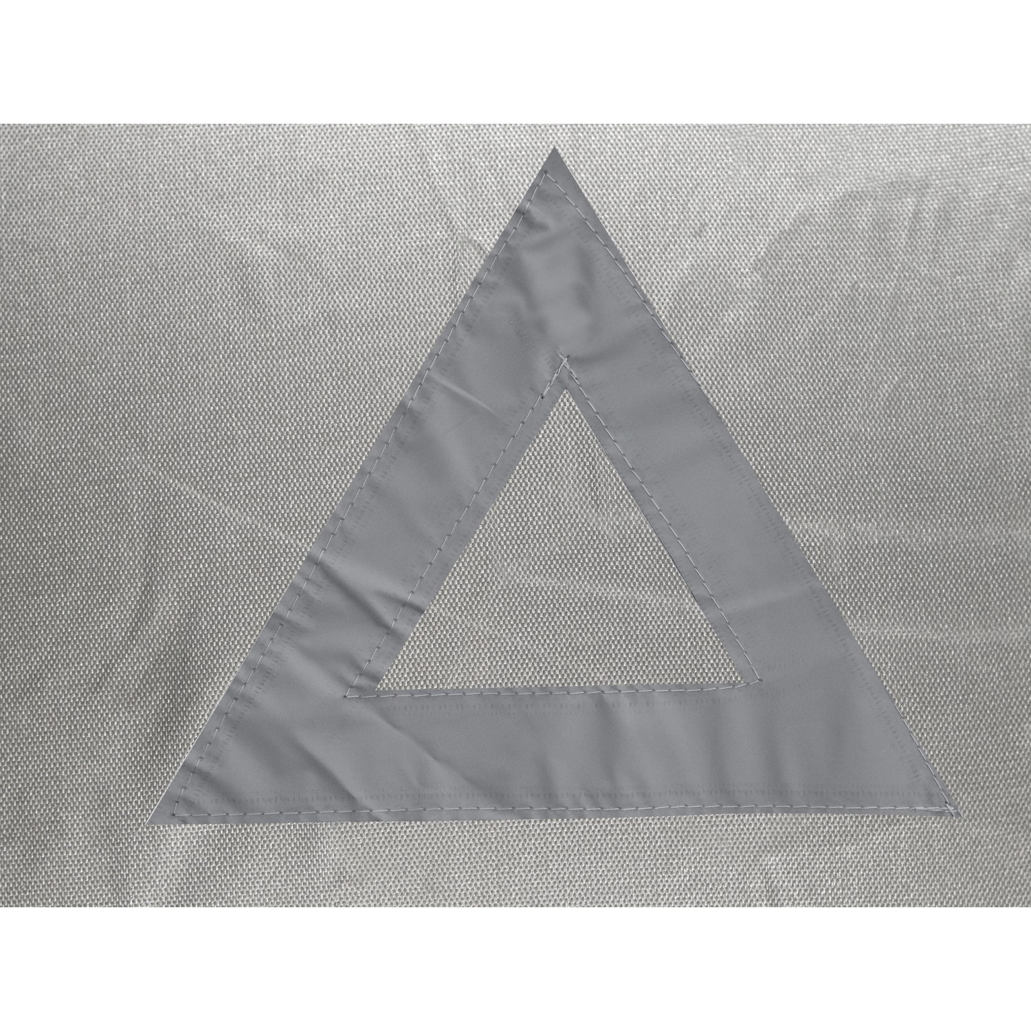 Detailaufnahme der Apa Hagelschutz-Ganzgarage XXL mit dreieckiger Lüftungsöffnung.