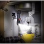 Energizer Hardcase Pivot Arbeitslampe im Einsatz unter einem Waschbecken. Taschenlampe mit Magnetfuß.