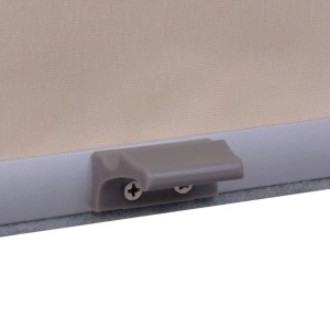 Detailaufnahme: Beige Verdunkelungsrollo für Velux Fenster, Modell M06/306.