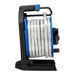 HEDI LED-Lichtband-Trommel mit 15m weißem LED-Flex auf blauer Kunststofftrommel und schwarzem Standfuß.