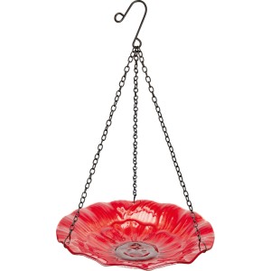 Hängende, rote Vogeltränke aus Glas in Blumenform, Teil der Gartendekoration.