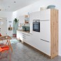 Moderne Küche mit Respekta Dunstabzugshaube CH24060WAM in Weiß. Kopffreihaube mit LED-Beleuchtung.