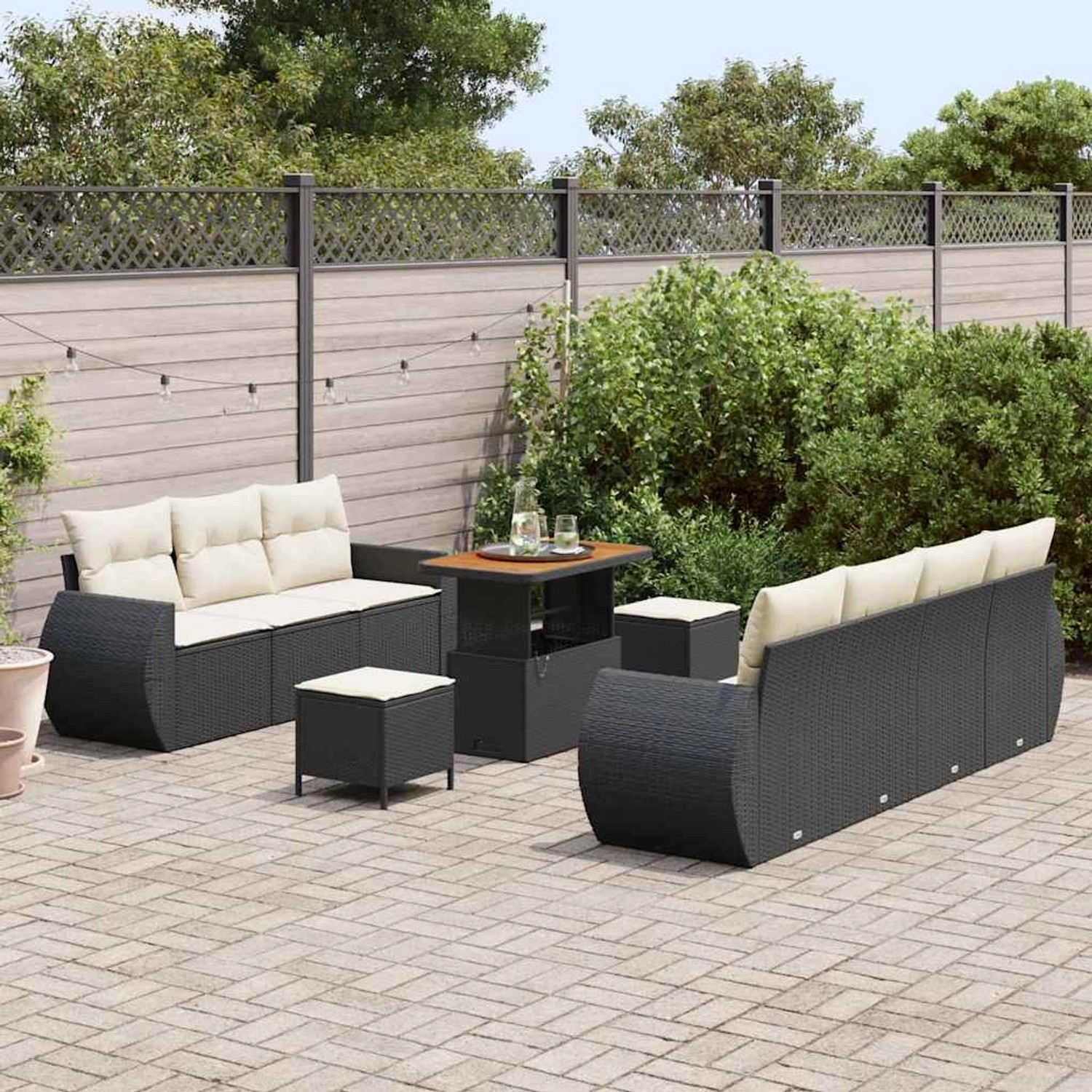 Schwarzes 10-tlg. vidaXL Garten-Sofa-Set aus Poly Rattan mit Tisch und Hockern.