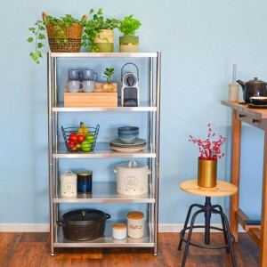 shelfr Edelstahl Schwerlastregal mit 5 Ebenen, beladen mit Deko und Geschirr.